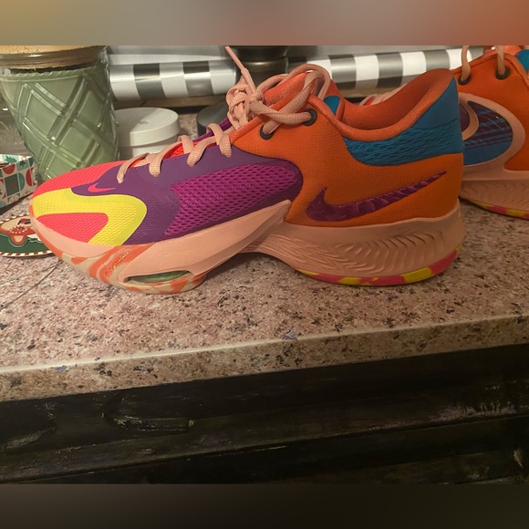 Nike Freak shoes. Size 9. Only worn inside twice. - Picture 4 of 7